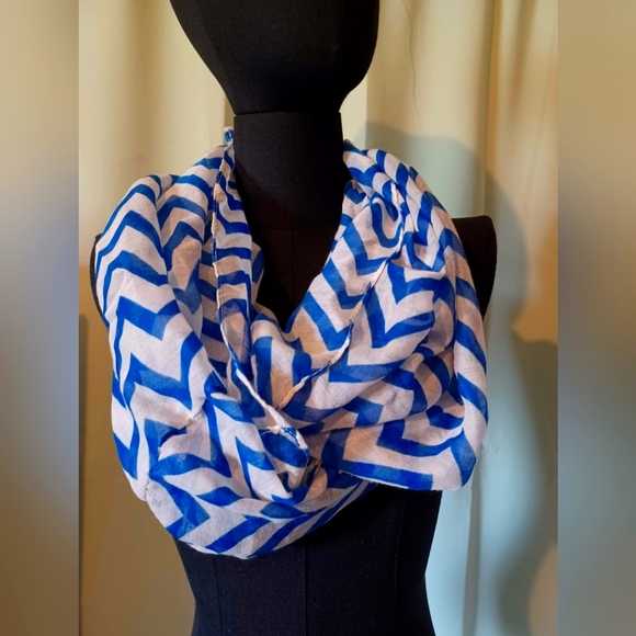 🍒 Blue White Chevron Infinity Scarf - Picture 1 of 2